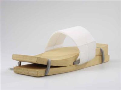 10233.jpg; 10233; Replica van een inzending voor de International Shoe Design Competition (I.S.D.C.) van 1978, door Charles Bergmans vervaardigd voor de tentoonstelling 'Anno toen' in 2006.; slipper