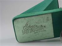 10315.1.jpg; 10315; geregen veter door voorblad gestrikt op hiel of om enkel heen gedraaid; Sandaal