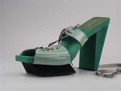 10315.jpg; 10315; geregen veter door voorblad gestrikt op hiel of om enkel heen gedraaid; Sandaal