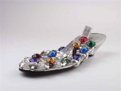 10354.jpg; 10354; Voorblad bestaat uit aan elkaar gezette bandje bezet met een steen, hielbandje met elastiek.; Sandaal