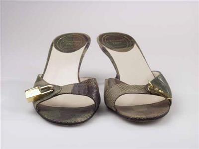 10355.jpg; 10355; instapper met hangslot aan rechterschoen en bijbehorende sleutel aan de linker; muil