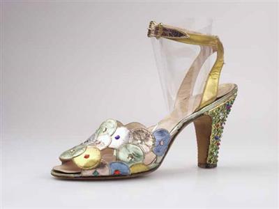 10365.jpg; 10365; Avondschoen met schacht bestaande uit verschillende leren cirkels, stras hak. Vervaardigd voor H.G. Taylor.; sandalet