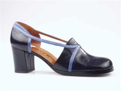 10620.jpg; 10620; Instapper met gekruiste sierbandjes en blokhak.; instapper