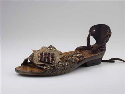 10672.jpg; 10672; Sandaal met die sluit door veter om het been te knopen.; Sandaal