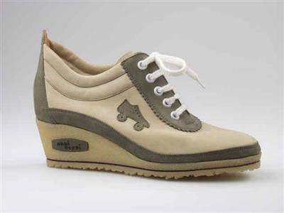 10684.jpg; 10684; Veterschoen met sleehak met geappliceerde rolschaats.; rijgmolière