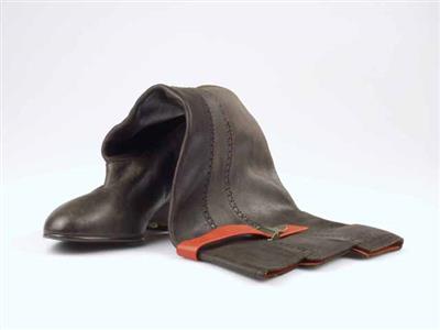 10689.jpg; 10689; Knielaars met sluitbandje; knielaars