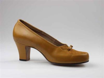 10777.jpg; 10777; Pump met doorgestikt plateau.; pump