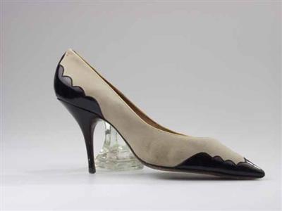 10783.jpg; 10783; Pump met aplicatie op neus en hiel.; pump