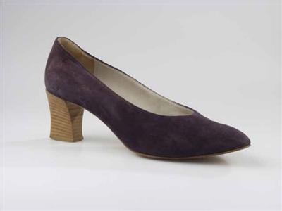 10938.jpg; 10938; Donkerblauwe suede pump met gestapelde leren hak.; pump