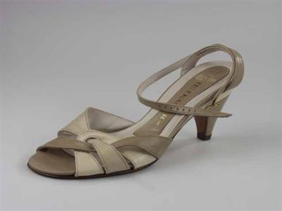 10939.jpg; 10939; Sandalet met schacht bestaande uit drie door elkaar geregen bandjes en wikkelbandje met gesp rond enkel; sandalet