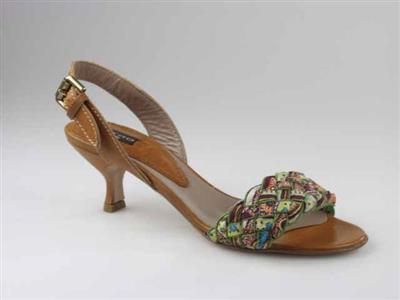 10994.jpg; 10994; Bruinleren sandalet met gevlochten schacht van geprint katoen.; sandalet