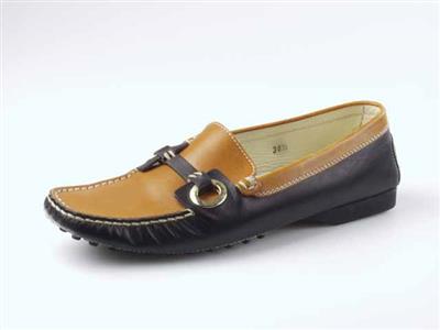 10996.jpg; 10996; Automoc, uitgerust met een noppenzool voor betere grip tijdens het autorijden; loafer