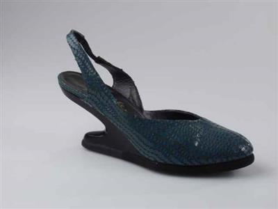 10998.jpg; 10998; Pump met enkelbandje en zweefhak; slingback