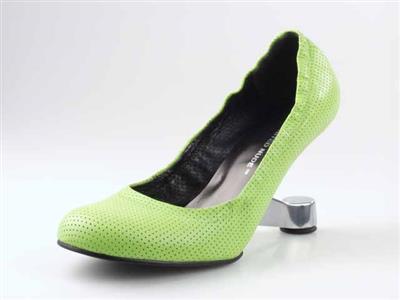 11004.jpg; 11004; 'Eamz'. Pump met zweefhak, geïnspireerd op de pootjes van de Eames stoel.; pump