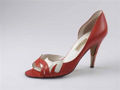 11123.jpg; 11123; schoen met hoge hak en open teen met voorblad in de vorm van bloemblaadjes; pump