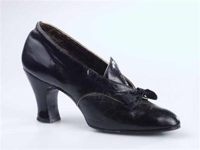 11149.jpg; 11149; Lage schoen met vetersluiting en driehoekige tong en hoge hak;