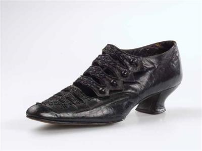 11150.jpg; 11150; Schoen met wreefband bestaande uit 4 geschakelde bandjes, geborduurd met zwarte kraaltjes.; bandschoen