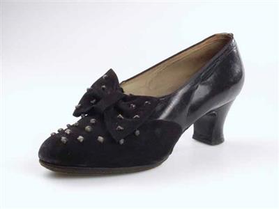 11153.jpg; 11153; Leren instapper met suede voorblad versierd met leren knoopjes en grote strik; pump