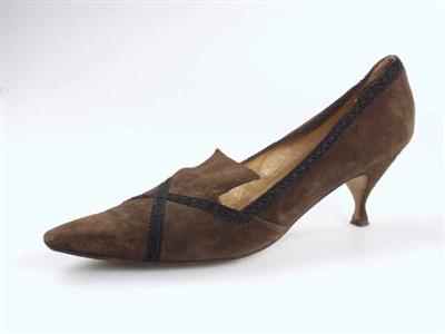 11165.jpg; 11165; Bruin suede pump met spitse leest en queenie hak; pump