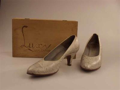 11324.jpg; 11324; Trouwschoenen in orginele verpakking. Gedragen door mevr. C. Klerkx - van Dongen tijdens haar bruiloft met Hennie Klerkx, de zoon van Piet Klerkx van de meubelboulevard. De schoenen zijn vervaardigd door Piet Bergmans, de broer van Koos (Jac) en Harry Bergmans.; pump