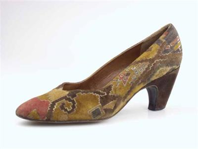 11419.jpg; 11419; Pump met komma hak.; pump