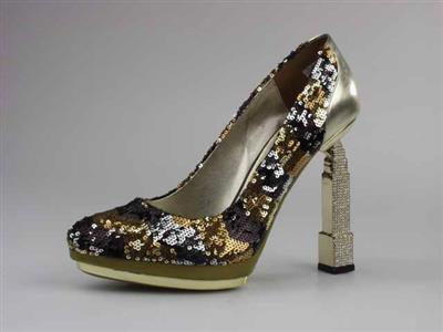 11429.jpg; 11429; Pump met als hak een kopie van het Empire State Building; pump