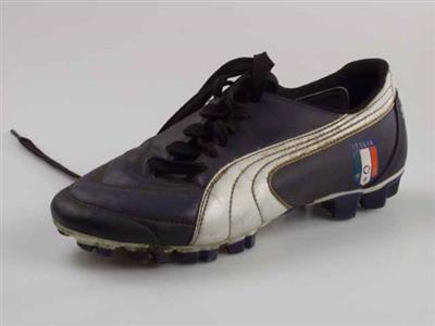 11519.jpg; 11519; voetbalschoen uit de collectie voor het Italiaanse voetbalteam; voetbalschoen