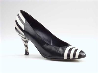 11713.jpg; 11713; Instapper met zwart wit gestreepte hak en hiel; pump