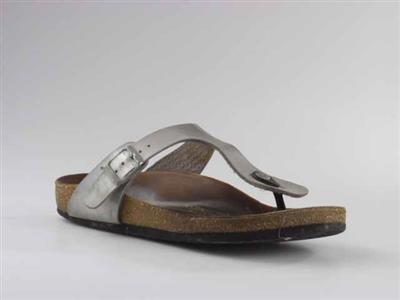 11748.jpg; 11748; Sandaal met t-binding, gedragen door een 10-jarig meisje; slipper