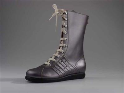 11889.jpg; 11889; Hoge schoen met vetersluiting en rits op spannaad.; derbybottine
