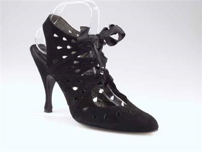 11946.jpg; 11946; slingback met opengewerkt voorblad en vetersluiting; slingback