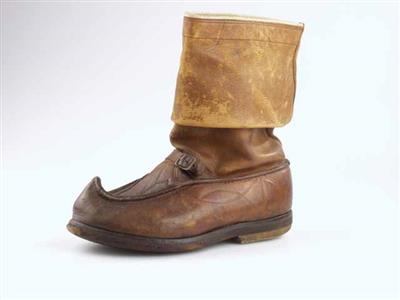 12036.jpg; 12036; Halfhoge laars, de kap kan naar beneden maar je kunt het ook omhoog trekken zodat je een langere laars hebt.; laars