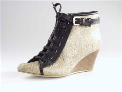 12154.jpg; 12154; Enkelhoge veterschoen met sierband langs sluitlijn; derbybottine