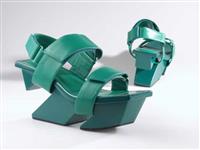 12240.1.jpg; 12240; Open schoen met brede banden over teen, wreef en hiel met klittenbandsluiting; Sandaal