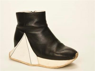 1bb04e18-64e8-49bf-9cc4-41ec52bc9872.jpg; 12420; enkelhoge schoen met rits en geometrische zool; sneaker