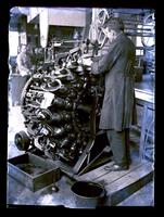 70091.jpg; 88960; Draaiende pers om loopzolen onder schoenen te persen.; Zolenpers