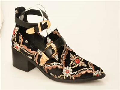 737b804d-41fd-46f2-b690-0f0a9f46bce5.jpg; 12415; Monkshoe met enkelband en wreefband over klep; bandschoen