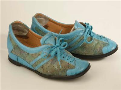 779e439a-eaf7-4fd6-ba52-ae2c3e5f7672.jpg; 12526; veterschoen met ingebouwde sleehak en bijbehorende doos; rijgmolière