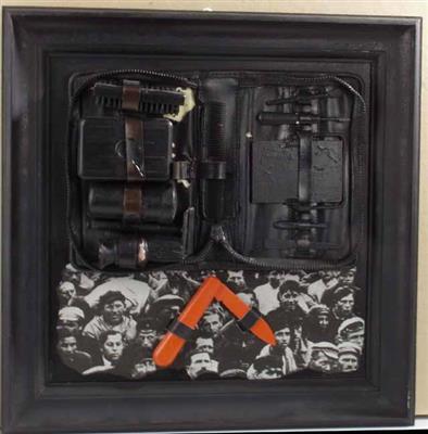 85007.jpg; 85007; Reliëf met reisnecessaire, zakmes en foto van mannen; tableau