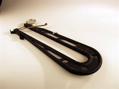 87717.jpg; 87717; Meter die gebruikt werd in de looierij; Leerdikte meter