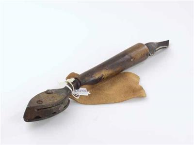 87780.jpg; 87780; Handgreep met strijkijzer aan uiteinde waar kooltjes in gedaan kunnen worden - werktuig om was in zolen te wrijven.; gledter