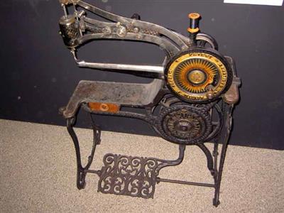 87826.jpg; 87826; Machine gebruikt voor reparatie van tassen, koffers en laarzen.; vrije arm stikmachine