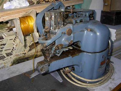 87835.jpg; 87835; Machine voor het machinaal omboeken van de schacht, vooral gebruikt voor de bovenzijde van de schacht automatisch wordt een anti rek bandje ingelijmd.; omboekmachine