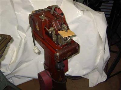 87858.jpg; 87858; Machine voor het naaien van de loopzool op de binnenzool en reparaties.; Aflapmachine