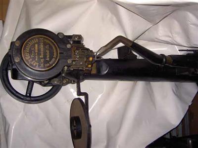 87871.jpg; 87871; Machine om loopzool op binnenzool te pennen meestal gebruikt voor laarzen en werkschoenen.; houtenpen machine