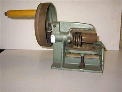 88557.jpg; 88557; Machine voor snijden van bandjes, biezen en veters.; vlechtkoord snijder