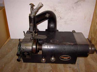 88578.jpg; 88578; Machine om omboekkanten te schalmen.; schalmmachine