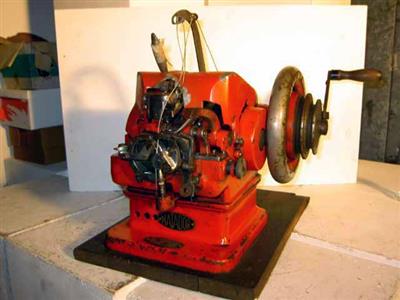 88633.jpg; 88633; Machine voor het naaien van de loopzool op de binnenzool en reparaties.; Aflapmachine