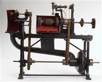 88706.1.jpg; 88706; Miniatuur aflapmachine aangeboden door het personeel ter gelegenheid van het 25 jarig bestaan van de firma Alberts & Co.; Afmaakmachine