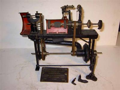 88706.jpg; 88706; Miniatuur aflapmachine aangeboden door het personeel ter gelegenheid van het 25 jarig bestaan van de firma Alberts & Co.; Afmaakmachine